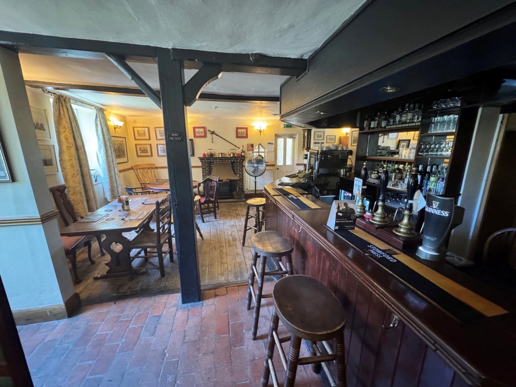 Lot: 107 - PERIOD FREEHOLD FREEHOUSE ON 1.5 ACRE PLOT WITH POTENTIAL - Section of bar/seating area